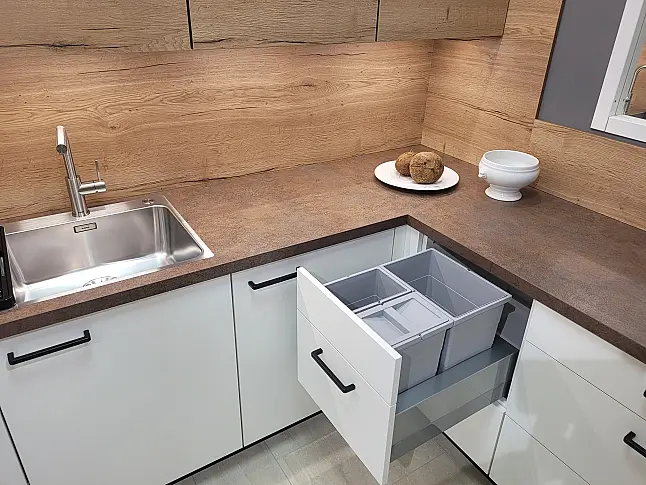 moderne U-Küche mit Deckenhohen Schränken