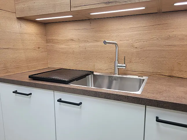 moderne U-Küche mit Deckenhohen Schränken