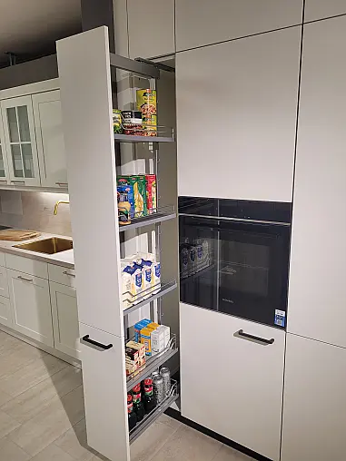 moderne U-Küche mit Deckenhohen Schränken