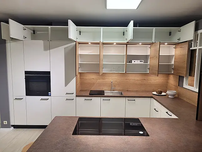 moderne U-Küche mit Deckenhohen Schränken