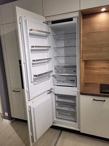 moderne U-Küche mit Deckenhohen Schränken