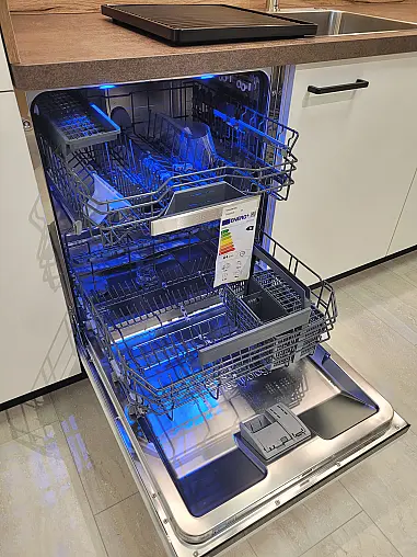 moderne U-Küche mit Deckenhohen Schränken