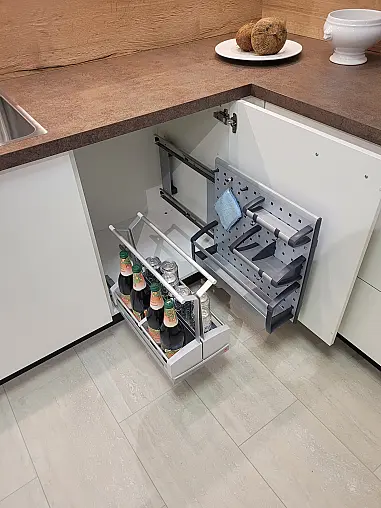 moderne U-Küche mit Deckenhohen Schränken