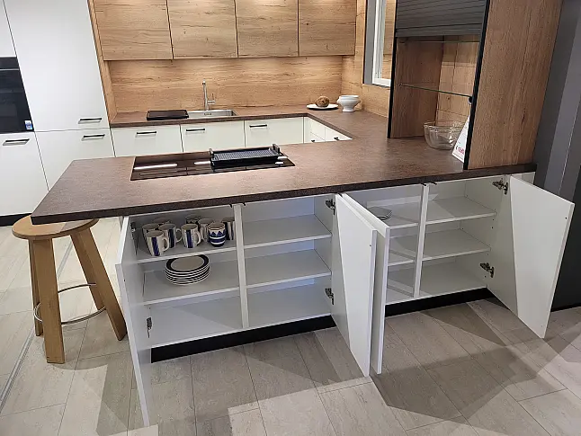 moderne U-Küche mit Deckenhohen Schränken