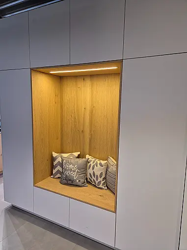- großzügige Designerküche mit Keramikarbeitsplatte und Kochinsel
