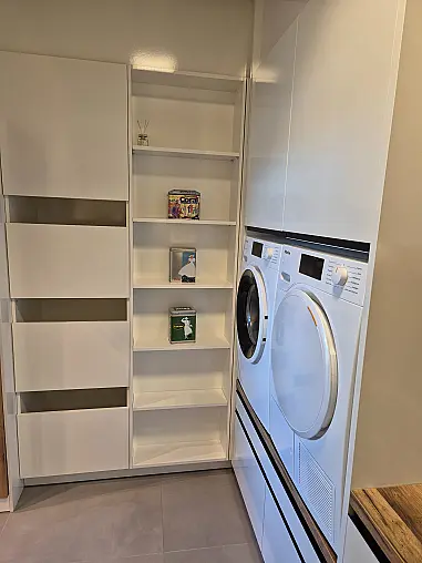 - großzügige Designerküche mit Keramikarbeitsplatte und Kochinsel