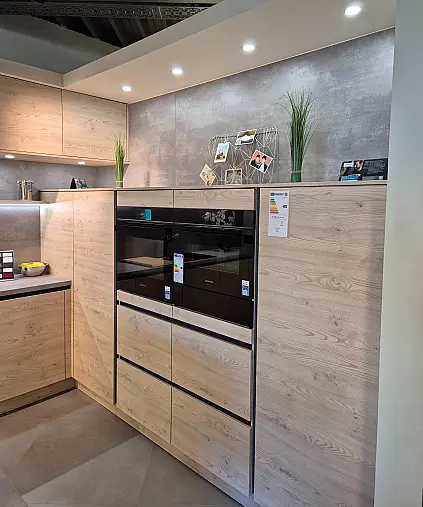 - geräumige, moderne Designerküche