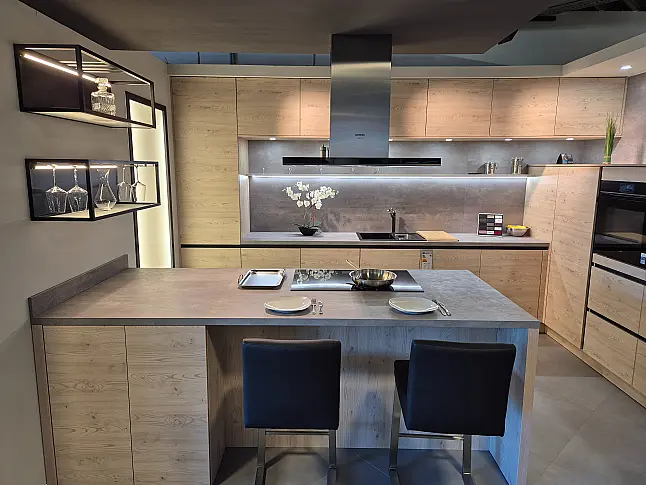 - geräumige, moderne Designerküche