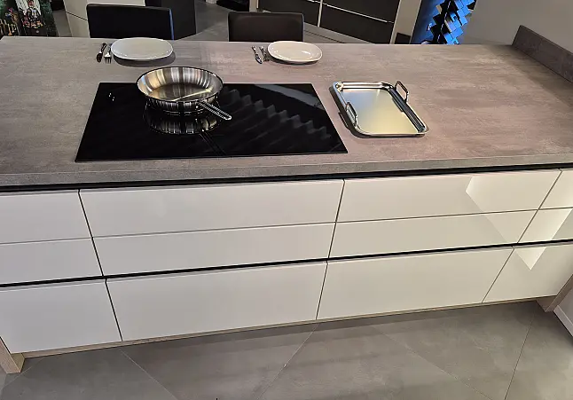 - geräumige, moderne Designerküche