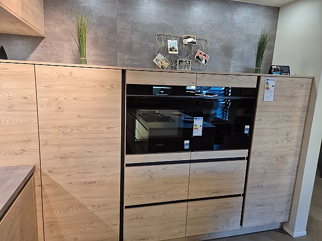 - geräumige, moderne Designerküche