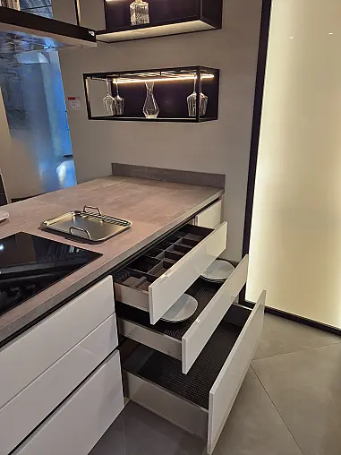 - geräumige, moderne Designerküche