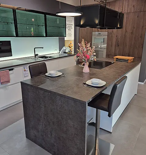 - grifflose Designküche mit Keramikarbeitsplatte mit Spüle