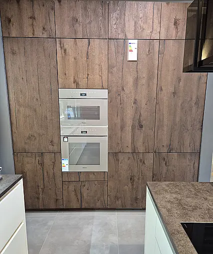 - grifflose Designküche mit Keramikarbeitsplatte mit Spüle