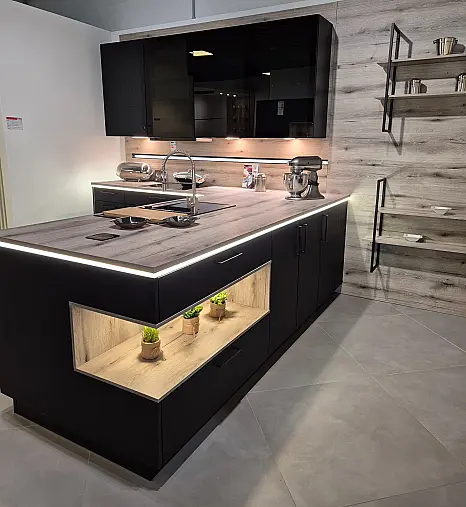 Stylische schwarze Designerküche mit holzfarbenem Arbeitsplatten- und Abdeckbodendekor