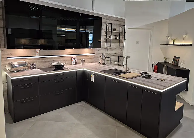 Stylische schwarze Designerküche mit holzfarbenem Arbeitsplatten- und Abdeckbodendekor