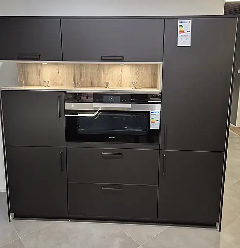 Stylische schwarze Designerküche mit holzfarbenem Arbeitsplatten- und Abdeckbodendekor