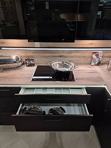 Stylische schwarze Designerküche mit holzfarbenem Arbeitsplatten- und Abdeckbodendekor