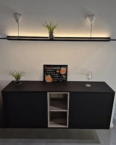 Stylische schwarze Designerküche mit holzfarbenem Arbeitsplatten- und Abdeckbodendekor