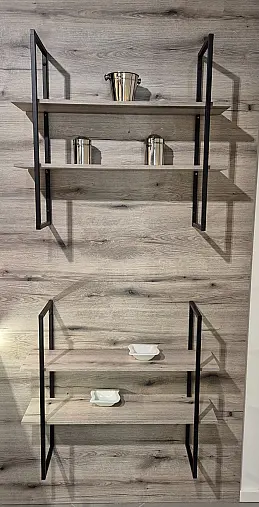 Stylische schwarze Designerküche mit holzfarbenem Arbeitsplatten- und Abdeckbodendekor