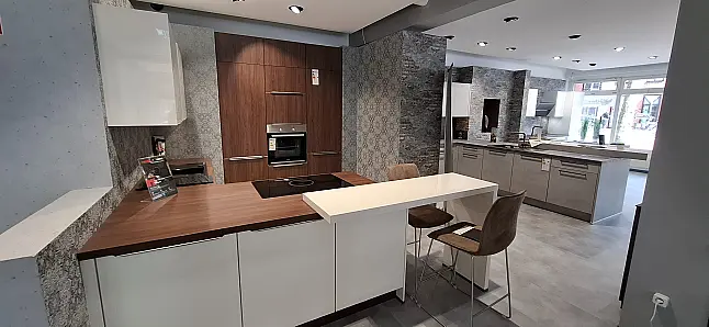 Moderne U- Küche 2 Farbig  mit Essplatz