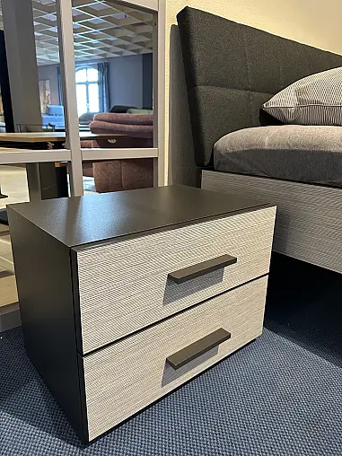 Liegebett mit Polsterkopfteil und Nachtkonsole