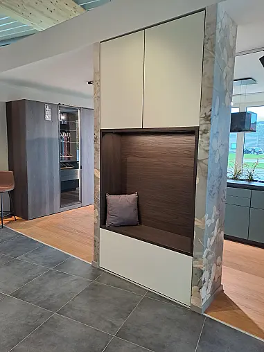 Stilvolle Einbaugarderobe mit Glasfront &amp; Walnuss-Nische