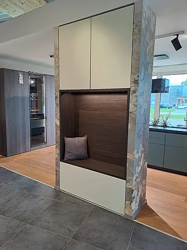 Stilvolle Einbaugarderobe mit Glasfront &amp; Walnuss-Nische