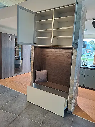 Stilvolle Einbaugarderobe mit Glasfront &amp; Walnuss-Nische