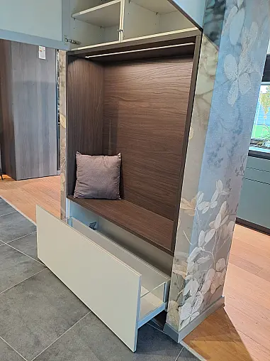 Stilvolle Einbaugarderobe mit Glasfront &amp; Walnuss-Nische