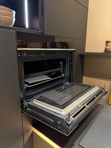 Raffinierte U-Küche mit softmattem Anti-Fingerprint