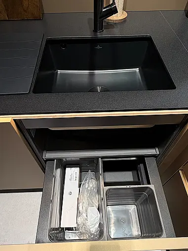 Raffinierte U-Küche mit softmattem Anti-Fingerprint