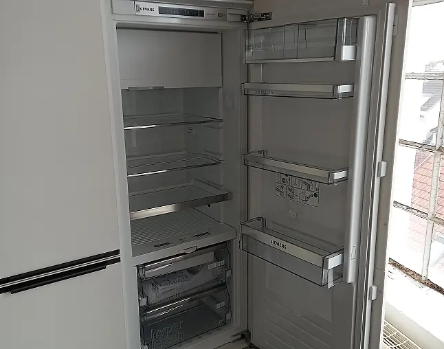 Moderne Einbauküche zwei Zeilen, Highboard Hochschränke, Tresenplatte