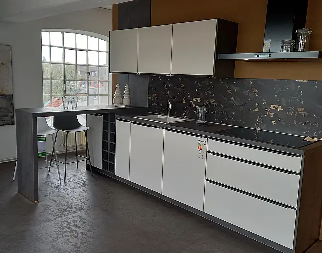 Moderne Einbauküche zwei Zeilen, Highboard Hochschränke, Tresenplatte