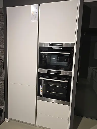 Küche grifflos mit Insel modern