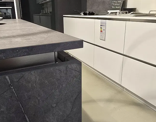 Küche grifflos mit Insel modern