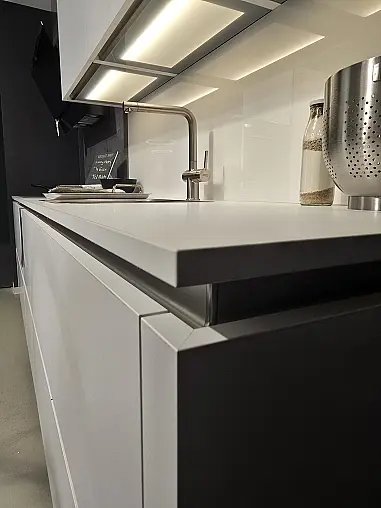Küche grifflos mit Insel modern