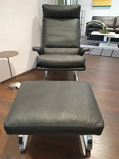 Zeitloser Sessel mit Hocker