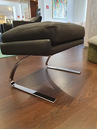 Zeitloser Sessel mit Hocker