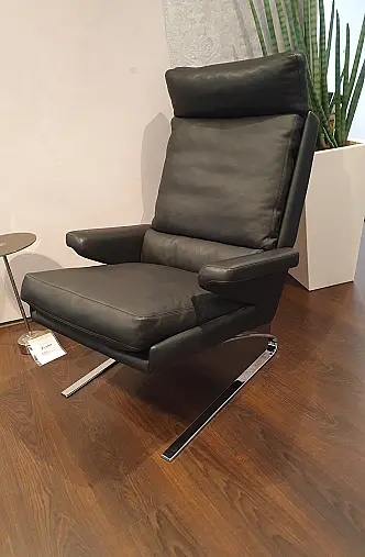 Zeitloser Sessel mit Hocker