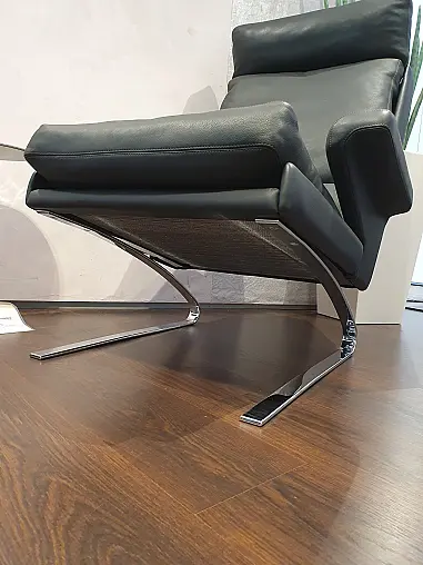 Zeitloser Sessel mit Hocker