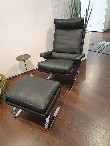 Zeitloser Sessel mit Hocker