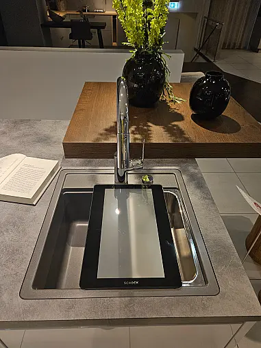 Apéro Küche mit BORA Professional und integrierter Moosrückwand
