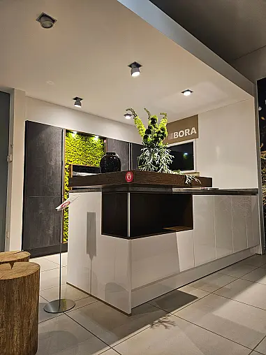 Apéro Küche mit BORA Professional und integrierter Moosrückwand