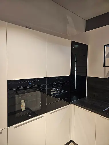 Apéro Küche mit modernem APL Dekor und integriertem Sitzbereich