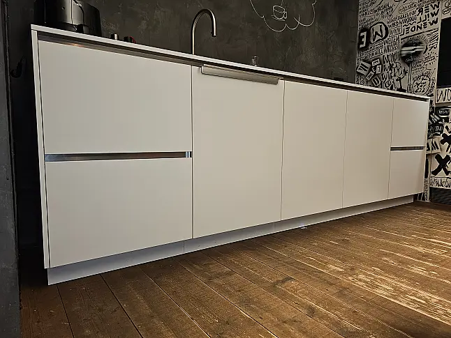 schlichte, elegante Küchenzeile mit flächenbündiger Spüle und mattem Kochfeld