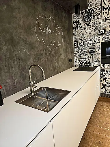 schlichte, elegante Küchenzeile mit flächenbündiger Spüle und mattem Kochfeld