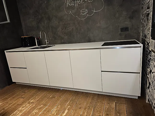 schlichte, elegante Küchenzeile mit flächenbündiger Spüle und mattem Kochfeld