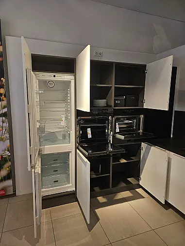 Apéro Küche mit modernem APL Dekor und integriertem Sitzbereich