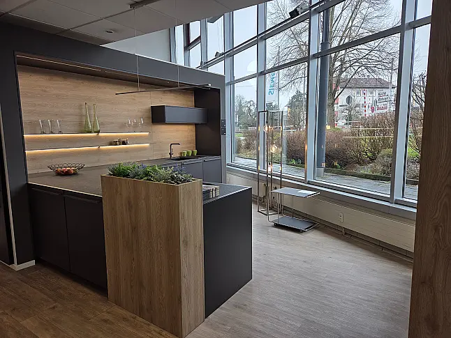 Ausstellungsküche Carbon mit Synthia in Highlandeiche