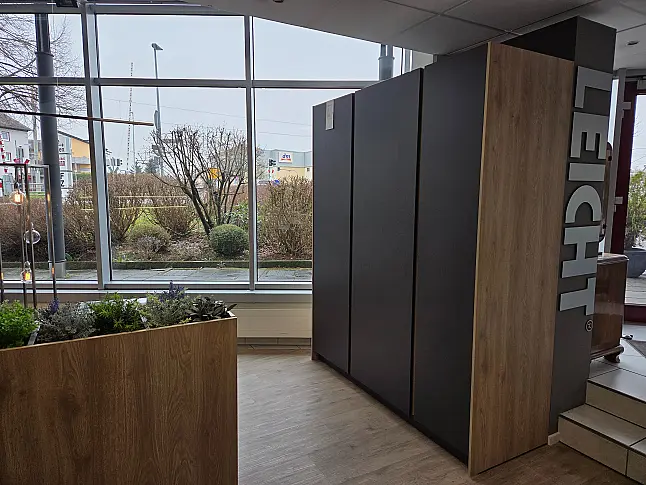 Ausstellungsküche Carbon mit Synthia in Highlandeiche